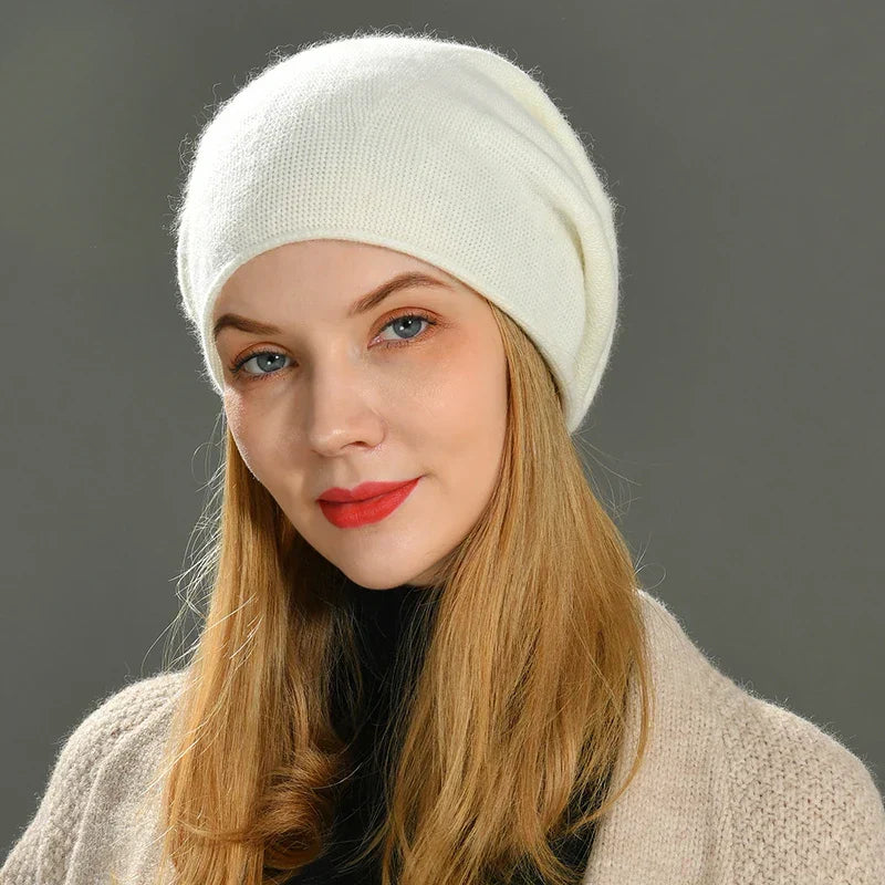 Gorro de punto negro, moderno y cálido para mujer. Accesorio de invierno versátil y con estilo.