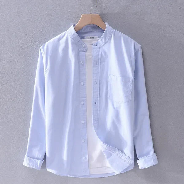 Camisa de hombre moderna con cuello mao y corte recto, un básico para la moda masculina contemporánea.