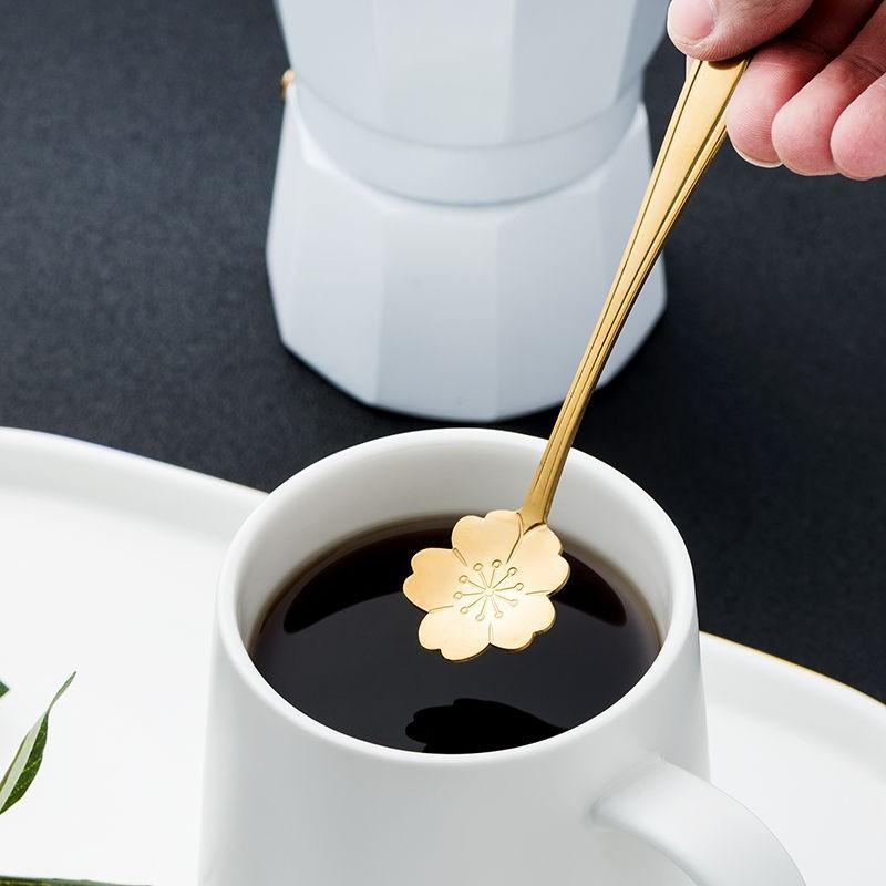 Primer plano de cuchara floral Florin. Detalle exquisito en el mango, perfecto para postres y decoración de mesa.