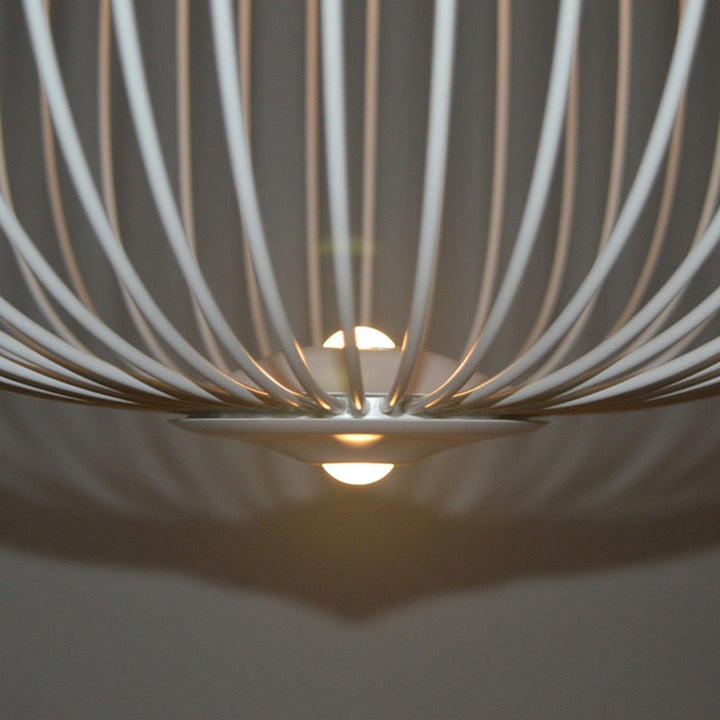 Sombras caleidoscópicas únicas proyectadas por la lámpara de techo geométrica AeroSpire de hierro. Luz de ambiente.