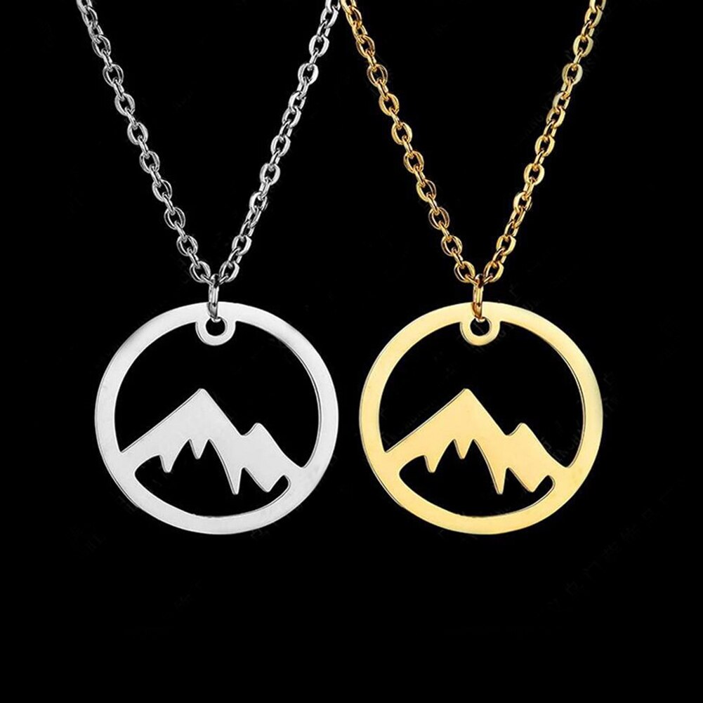 Collar de montaña en acero, joyería duradera y símbolo de la grandeza natural.