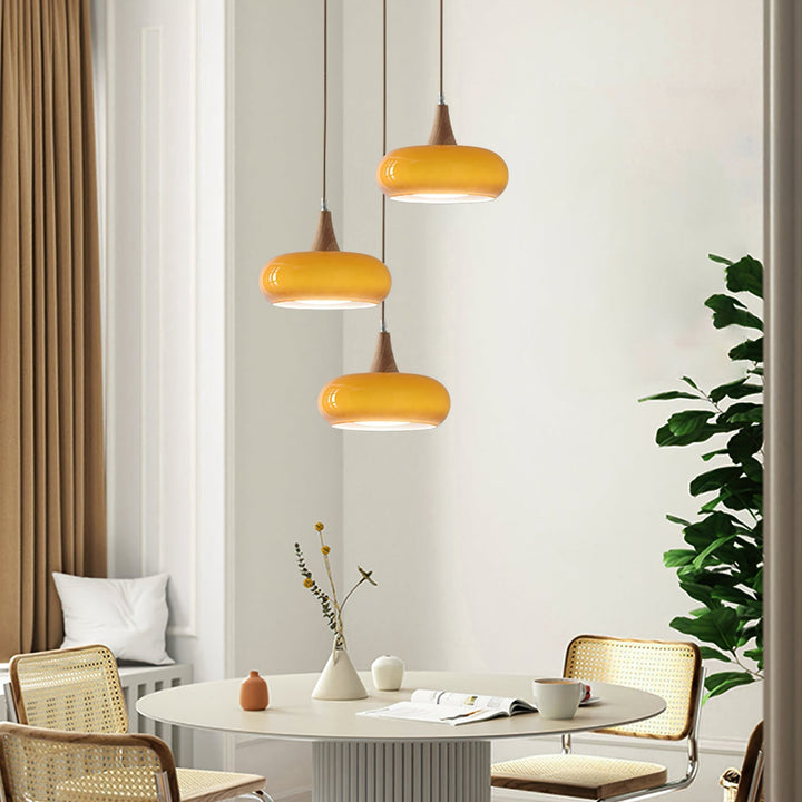 Colgante nórdico de cristal ámbar y madera, ilumina tu interior con un toque moderno.
