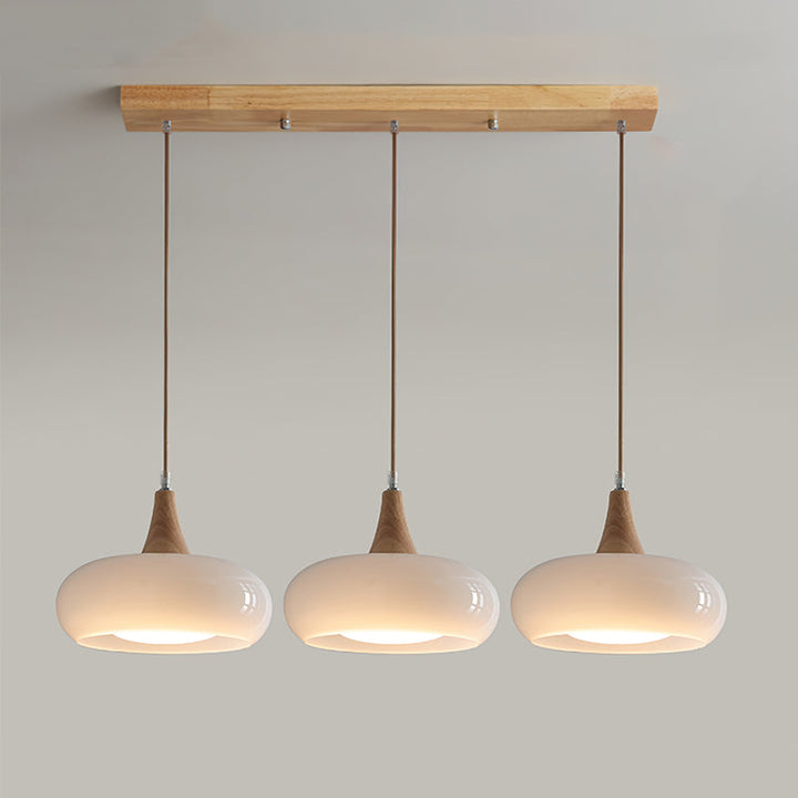 Lámpara de techo con cristal ámbar y madera, luz cálida que realza la decoración del hogar.