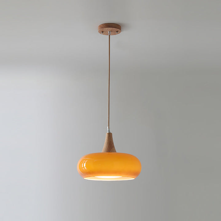 Colgante de diseño nórdico, madera y cristal ámbar. Iluminación interior con carácter.