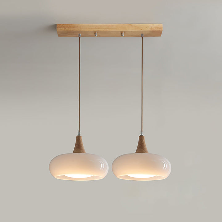 Luz de techo nórdica, cristal ámbar y madera. Crea un ambiente acogedor y moderno.