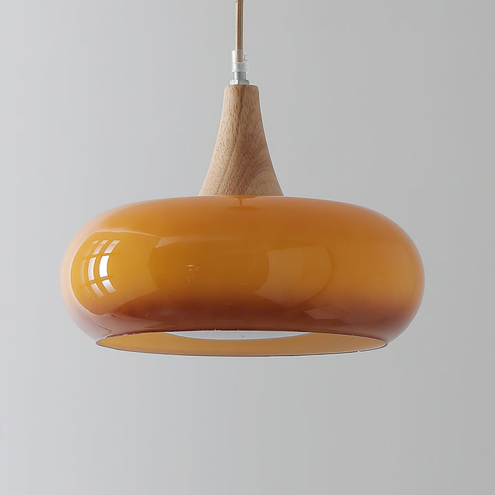 Moderna lámpara de techo con cristal ámbar y madera. Ideal para decoración minimalista.