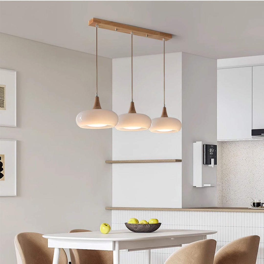 Moderna lámpara colgante con cristal ámbar. Detalles de madera para una decoración elegante.