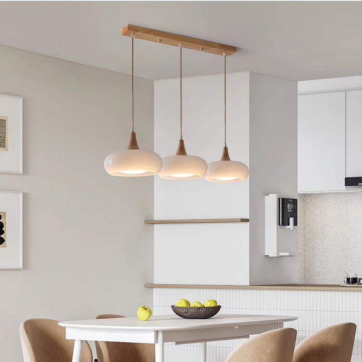 Moderna lámpara colgante con cristal ámbar. Detalles de madera para una decoración elegante.