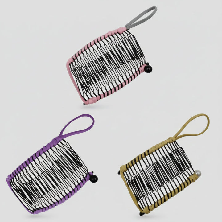 Clip de pelo retro, pinza fuerte para cabello grueso de mujer. Peinado elegante y moda capilar vintage.