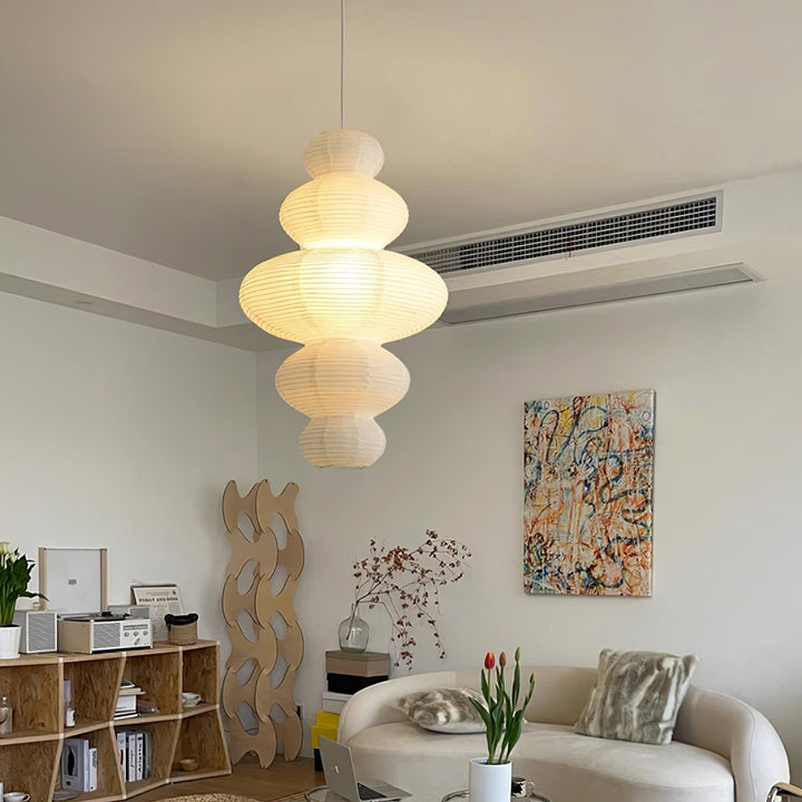Lámpara artesanal Japandi para sala de estar. Diseño minimalista y luz difusa. Hogar sereno.