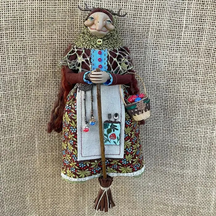Bruja de cocina decorativa, amuleto de suerte y protección hecho a mano para el hogar.