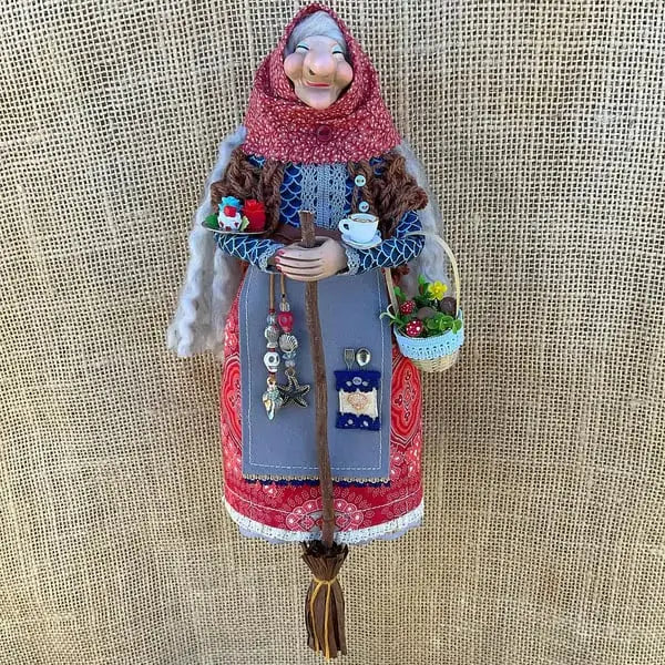 Bruja decorativa artesanal, amuleto de suerte y protección ideal para cualquier cocina u hogar.