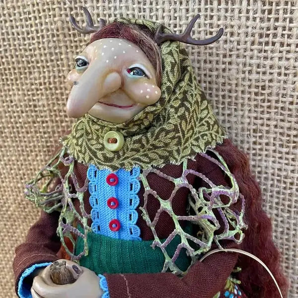 Figura de bruja de cocina con escoba, amuleto de suerte y protección hecho a mano para decoración.