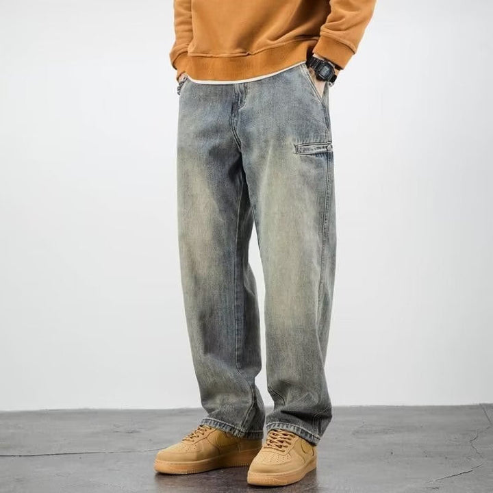 Vaqueros EZRA hombre, estilo retro relajado. Jeans cómodos y duraderos en color arena, ideal para tendencia casual masculina.