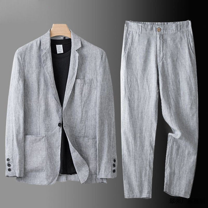 Primer plano de traje de lino arena para hombre, textura fresca. Americana y pantalón de lino para moda verano.