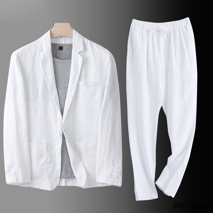 Hombre vistiendo traje de lino azul marino, conjunto elegante y fresco para boda de verano. Ropa casual de hombre.