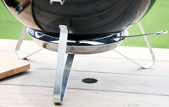 Barbacoa de carbón portátil, diseño moderno y funcional para exterior.