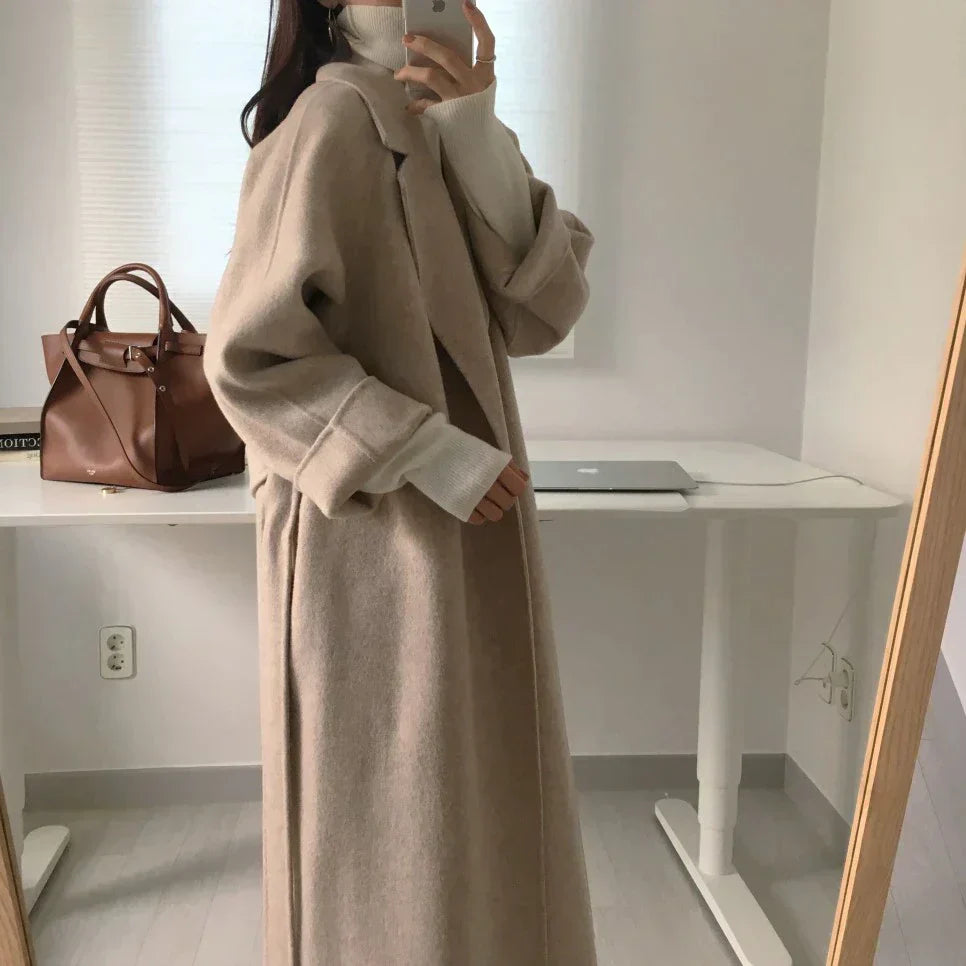 Mujer con abrigo de invierno elegante, largo y cálido. Outwear sofisticado para moda femenina.