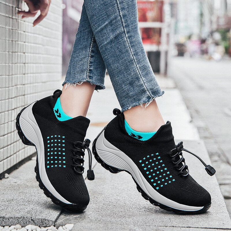 Zapatillas ortopédicas antideslizantes para mujer, diseñadas para caminar cómodamente con soporte y seguridad.