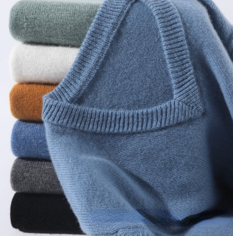Suéter gris marengo para hombres, cuello en V. Elegancia y confort en ropa masculina versátil.