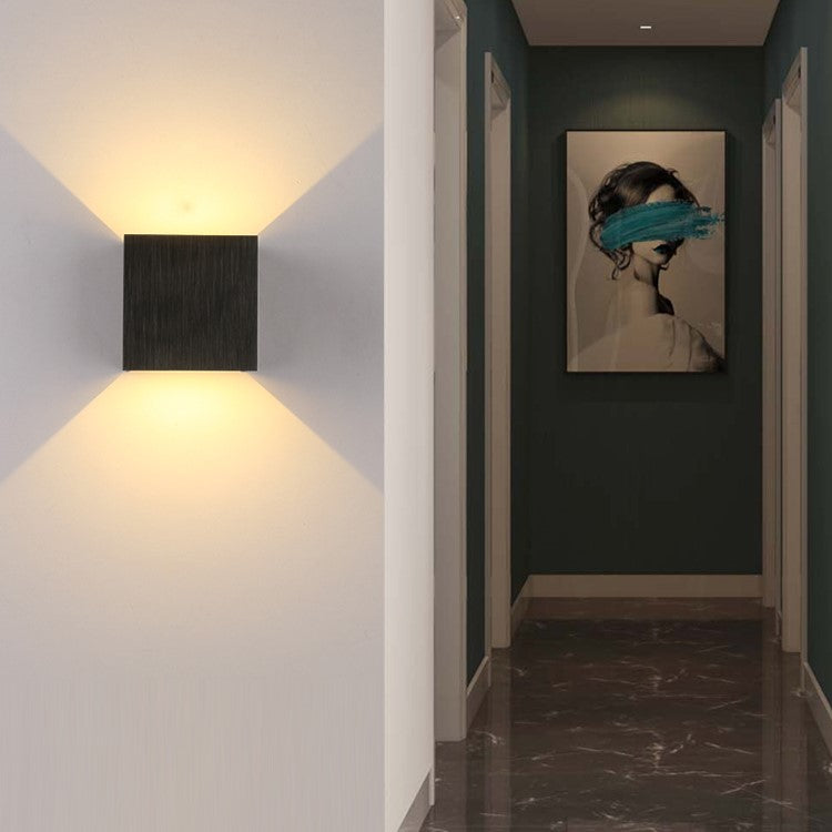 Foco de pared LED minimalista. Luminaria nórdica de bajo consumo para un diseño moderno y ahorro de energía en el hogar.