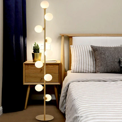 Lámpara de pie con luz LED ambiental. Diseño esférico nórdico para salón o dormitorio moderno.