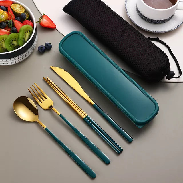 Cubertería de diseño moderno en acero inoxidable 304, set de lujo que embellece cualquier mesa de comedor.