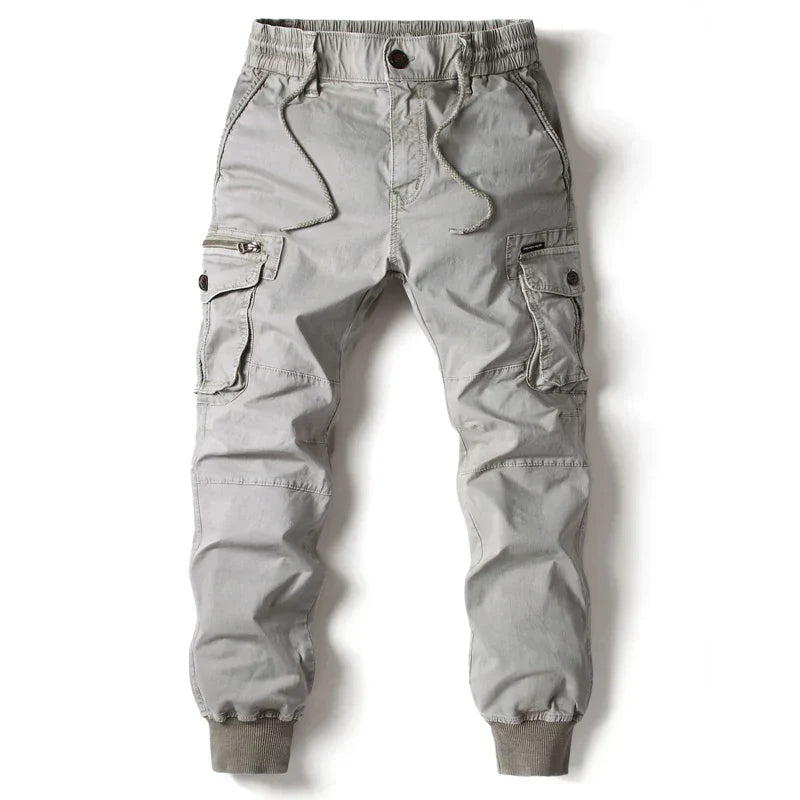 Pantalón jogger cargo ARLO para hombre, estilo urbano, con múltiples bolsillos laterales y traseros.
