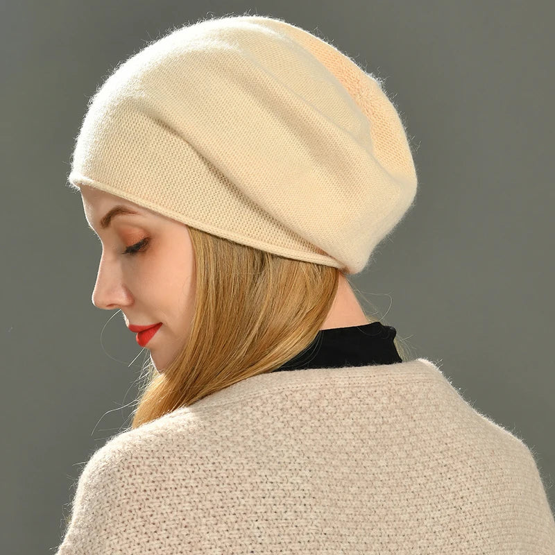 Gorro de punto lavanda, cálido y con estilo para mujer. Accesorio de invierno de moda femenina.
