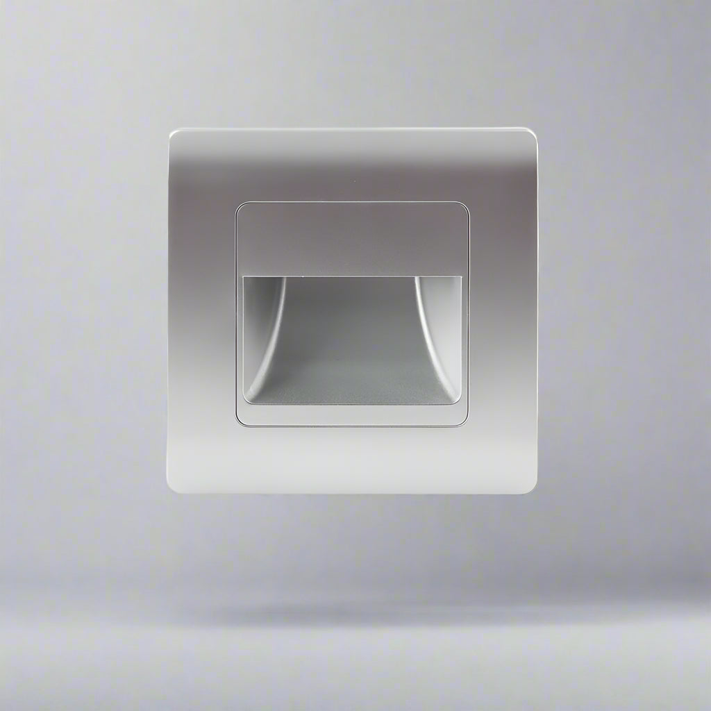Luz para escaleras LED empotrada con sensor PIR. Diseño moderno, colores blanco, negro, plata y oro.