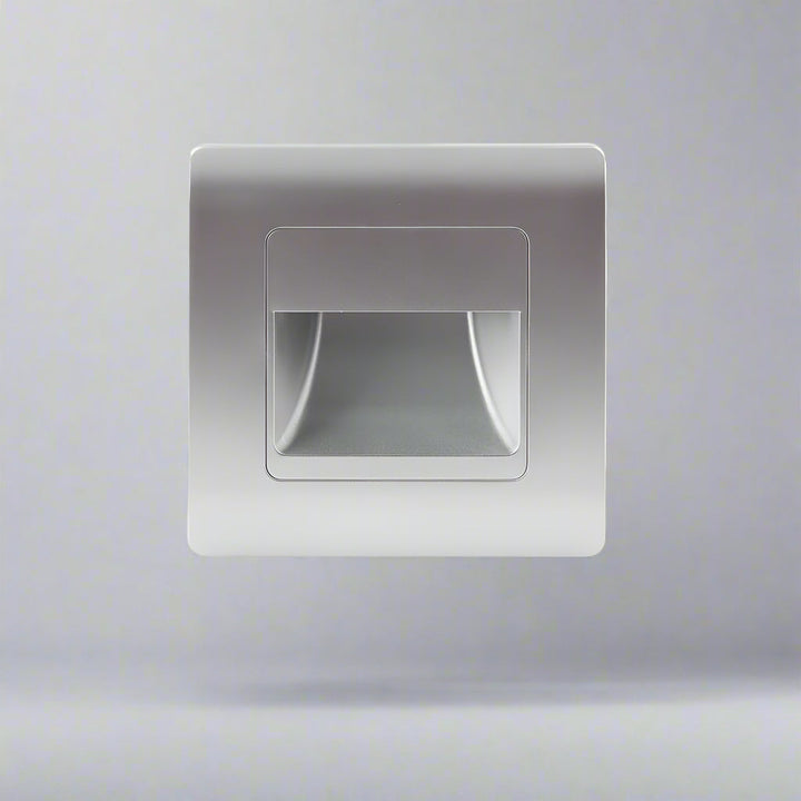 Luz para escaleras LED empotrada con sensor PIR. Diseño moderno, colores blanco, negro, plata y oro.