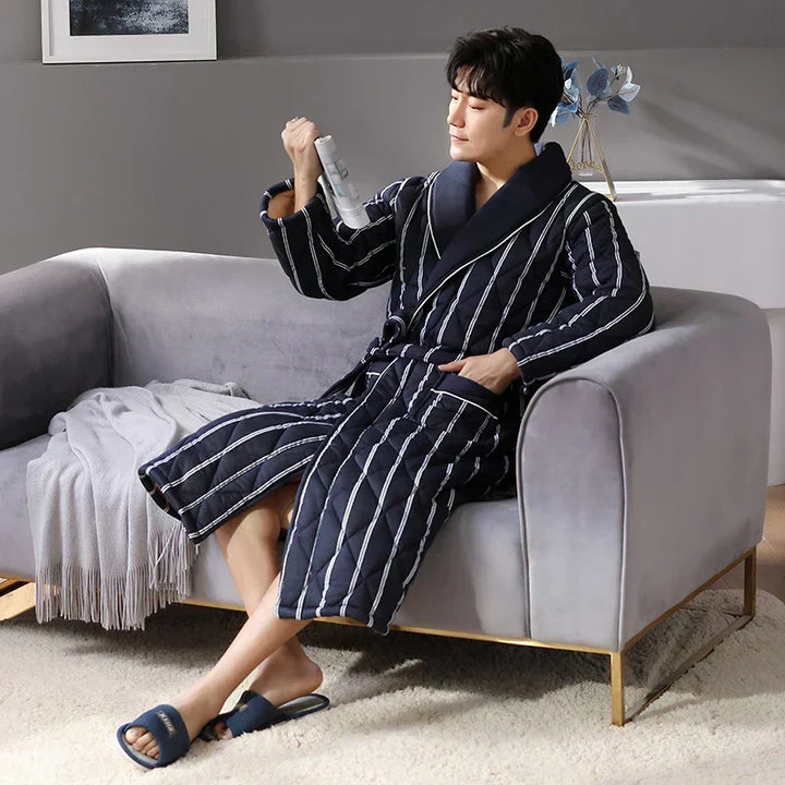 Albornoz largo y acogedor, diseño de rayas, unisex, perfecto para momentos de relajación.