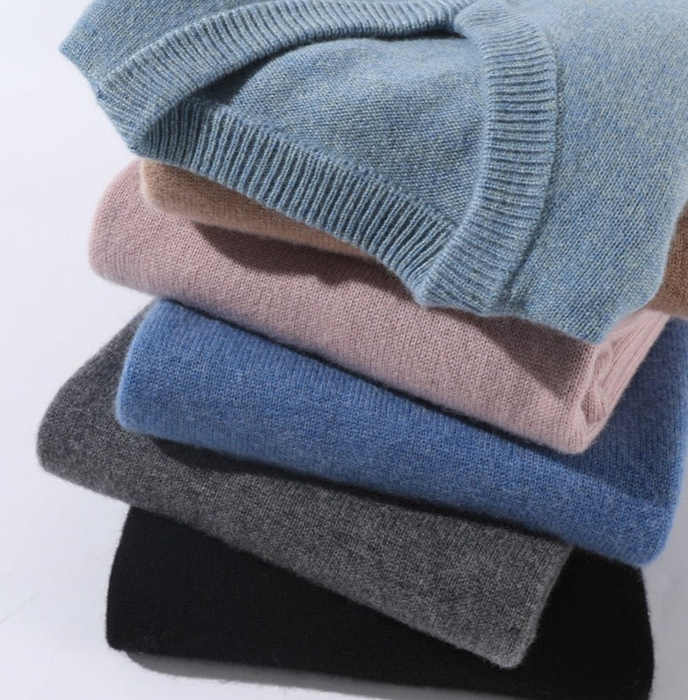 Suéter clásico gris para hombres, cuello redondo. Ropa masculina elegante y versátil para invierno.
