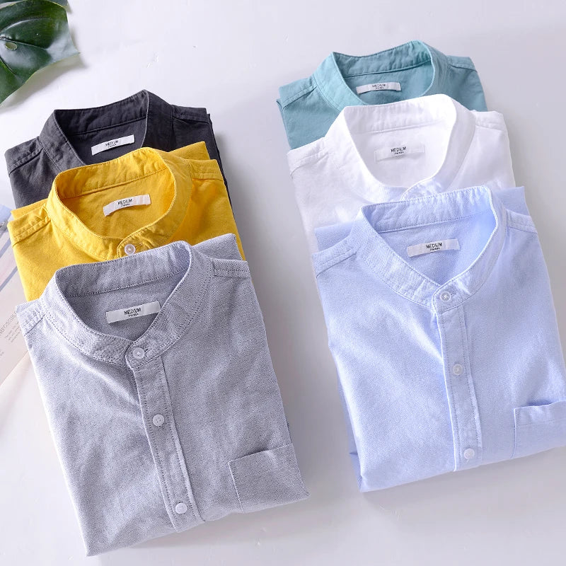 Camisa azul marino de hombre con cuello mao y corte recto, moda masculina actual y sofisticada.