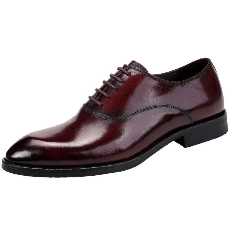 Primer plano de zapato Oxford de cuero para hombre. Detalle de su diseño elegante, clásico y acabado impecable.
