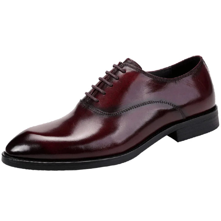 Primer plano de zapato Oxford de cuero para hombre. Detalle de su diseño elegante, clásico y acabado impecable.