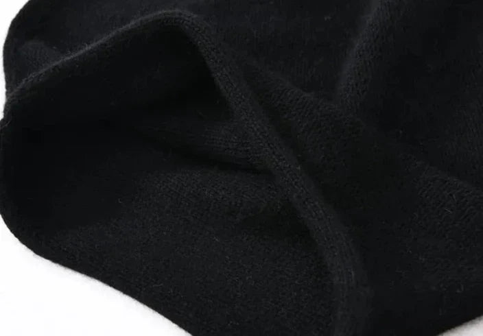 Gorro de punto gris de talla única para mujer. Estilo moderno y suave, ideal para la calidez invernal.