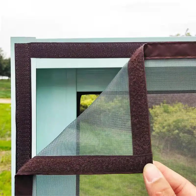 Mosquitera con fijación de velcro para ventana. Instalación sin taladros, segura y lavable, máxima protección.