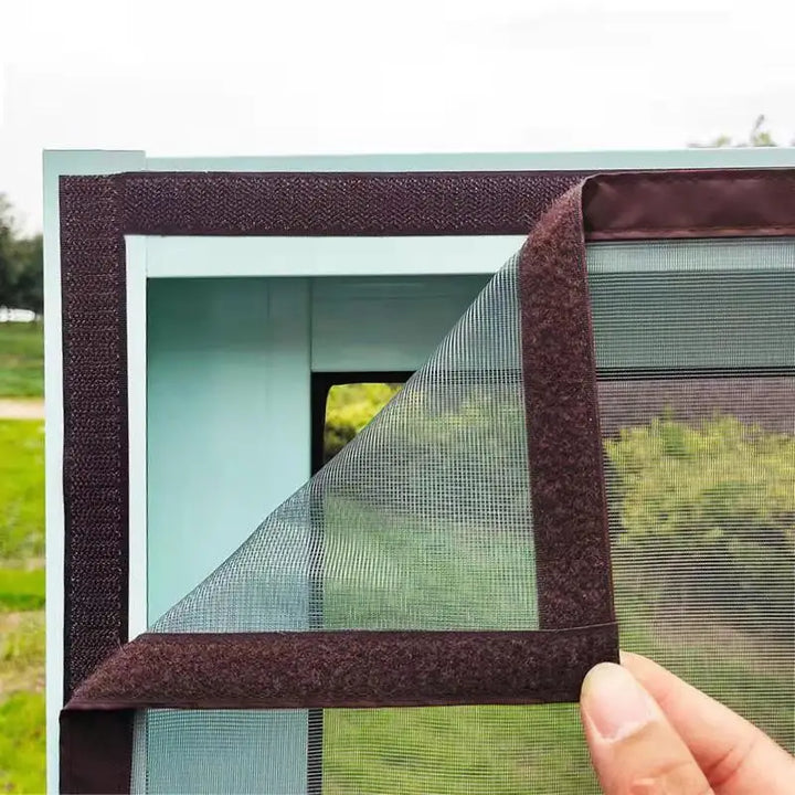 Mosquitera con fijación de velcro para ventana. Instalación sin taladros, segura y lavable, máxima protección.