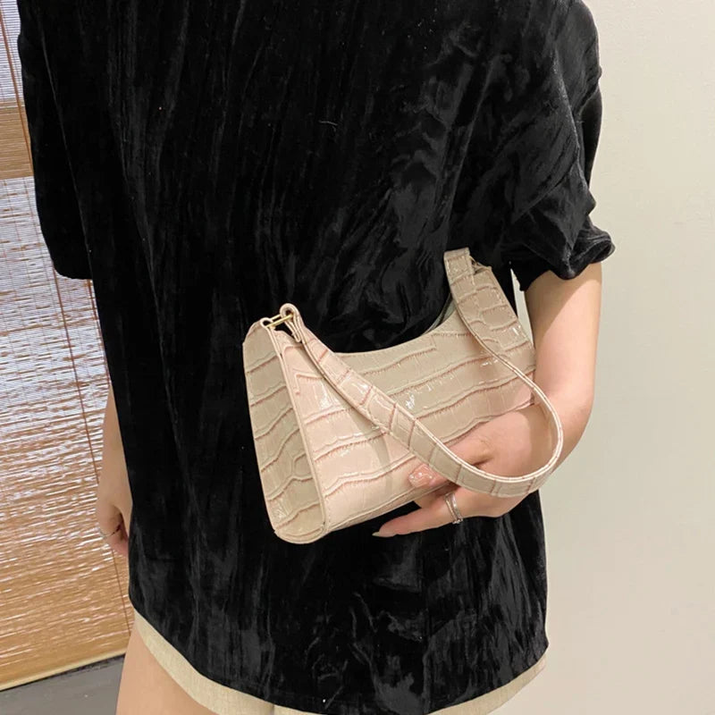 Bolso chic de mujer, piel de cocodrilo brillante, accesorio de hombro para eventos.