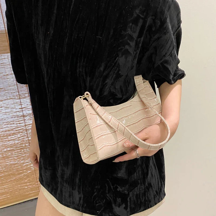 Bolso chic de mujer, piel de cocodrilo brillante, accesorio de hombro para eventos.