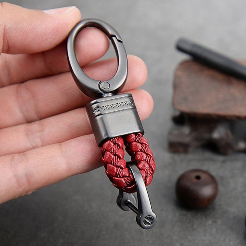 Detalle de llavero trenzado de cuero sintético, accesorio seguro para llaves de coche.