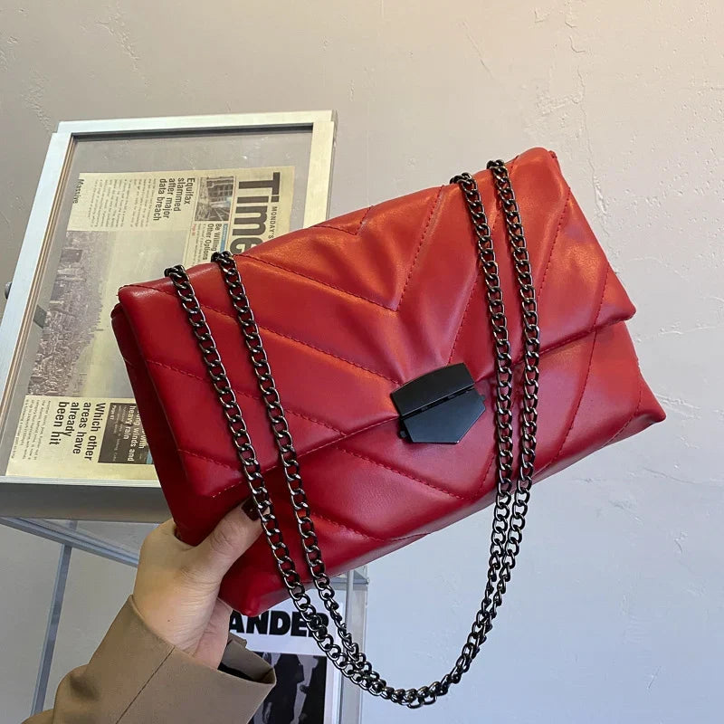 Elegante bolso de hombro negro de cuero sintético para mujer. Estilo moderno y sofisticado.