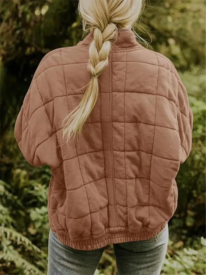 Chaqueta acolchada oversize de mujer, perfecta para combinar con cualquier atuendo invernal.