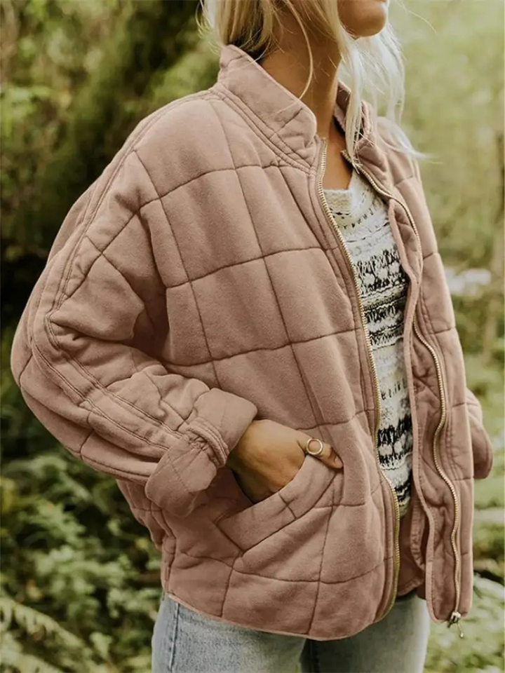 Look casual con chaqueta acolchada oversize de mujer, perfecta para el día a día invernal.