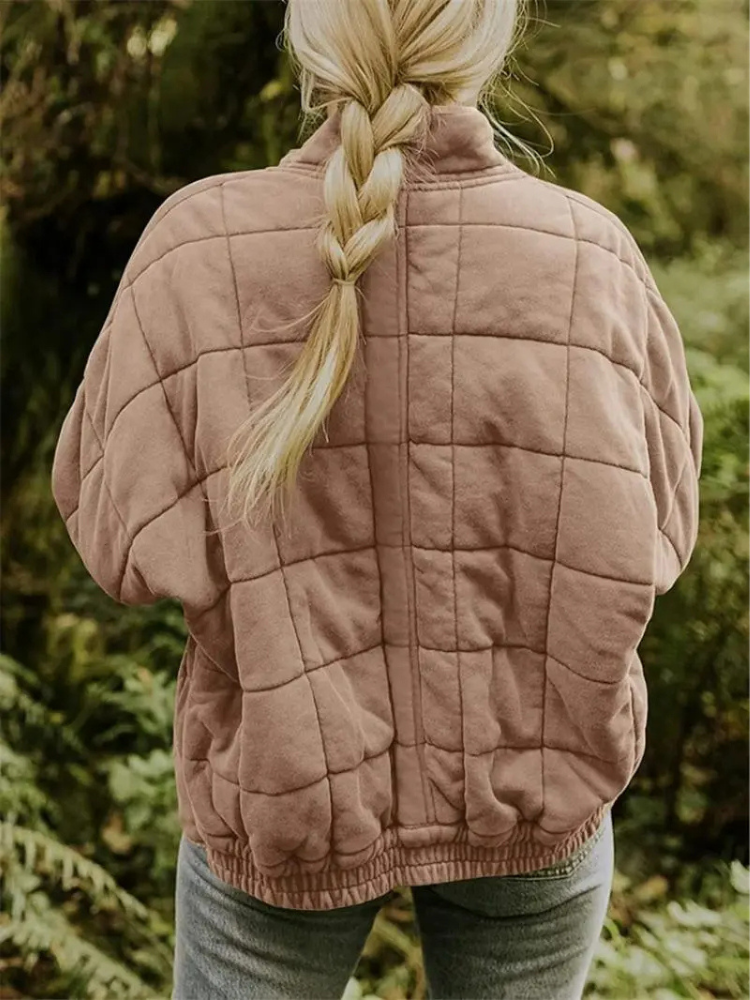 Chaqueta oversize acolchada para mujeres, un básico de moda para la temporada de invierno.