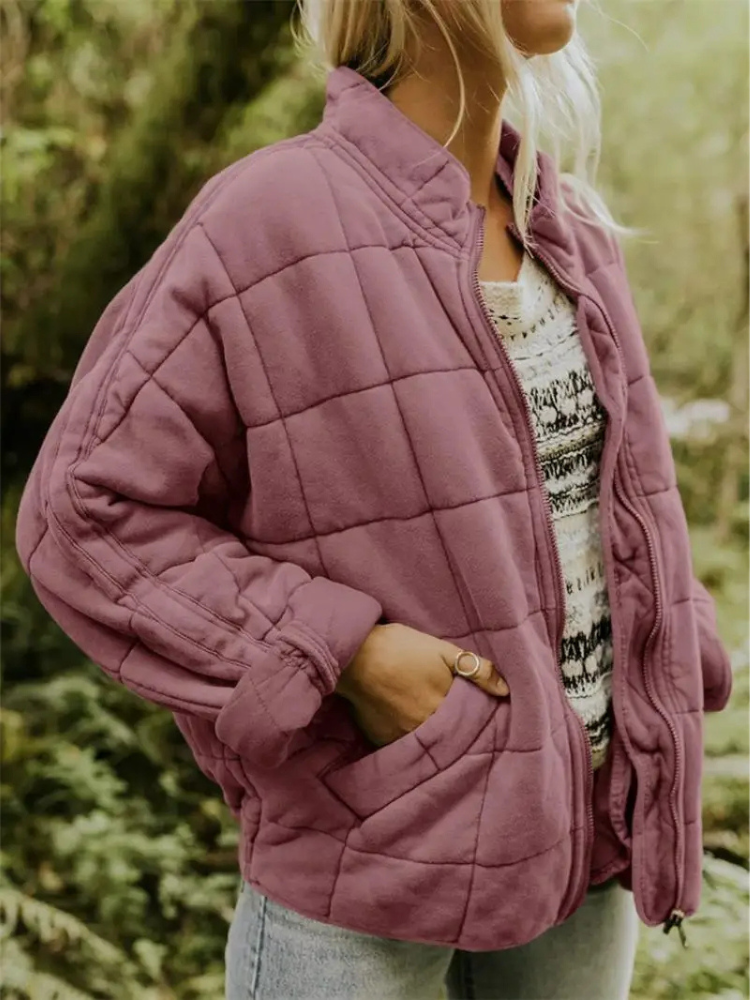 Calidez y estilo: chaqueta acolchada oversize de mujer para los días fríos de invierno.