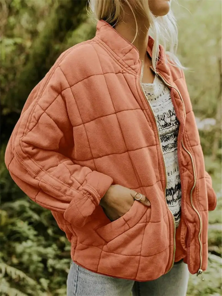 Moda invernal: chaqueta acolchada oversize femenina, perfecta para un estilo urbano.