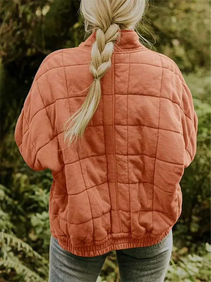 Chaqueta acolchada oversize para mujer, ideal para mantenerse abrigada con mucho estilo.