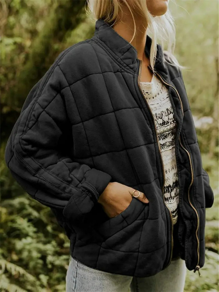 Estilosa chaqueta acolchada oversize para mujer, perfecta para el frío invernal.